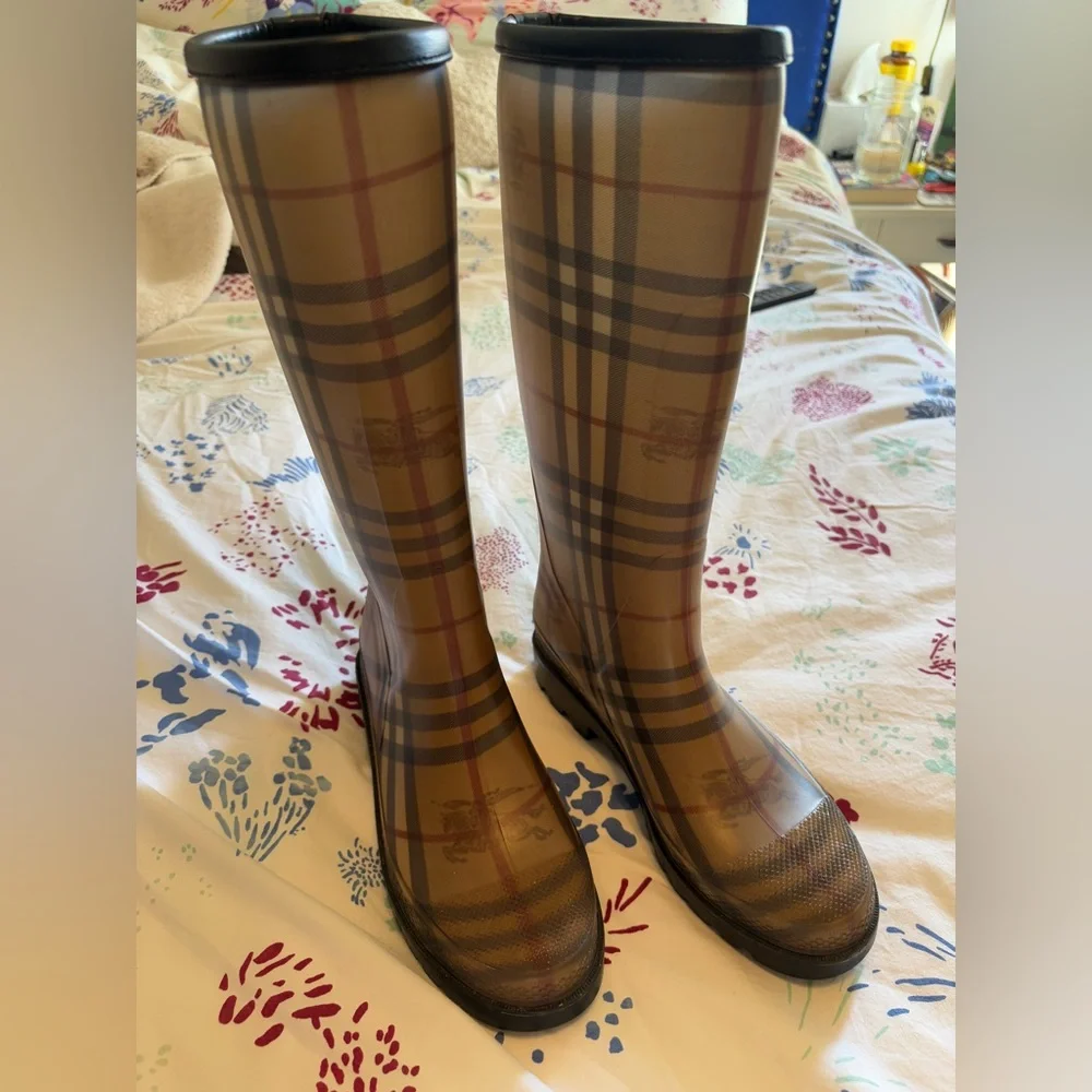 Burberry Haymarket Check Pattern Rubber Rain Boots! - Picture 2 of 12